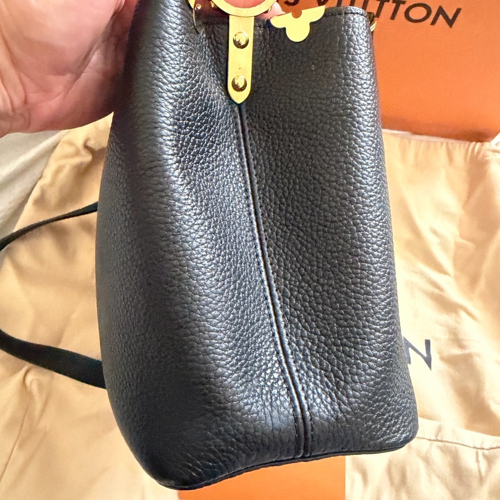Louis Vuitton Black Leather Shoulder Bag with Gold Accents - Picture 5 of 7